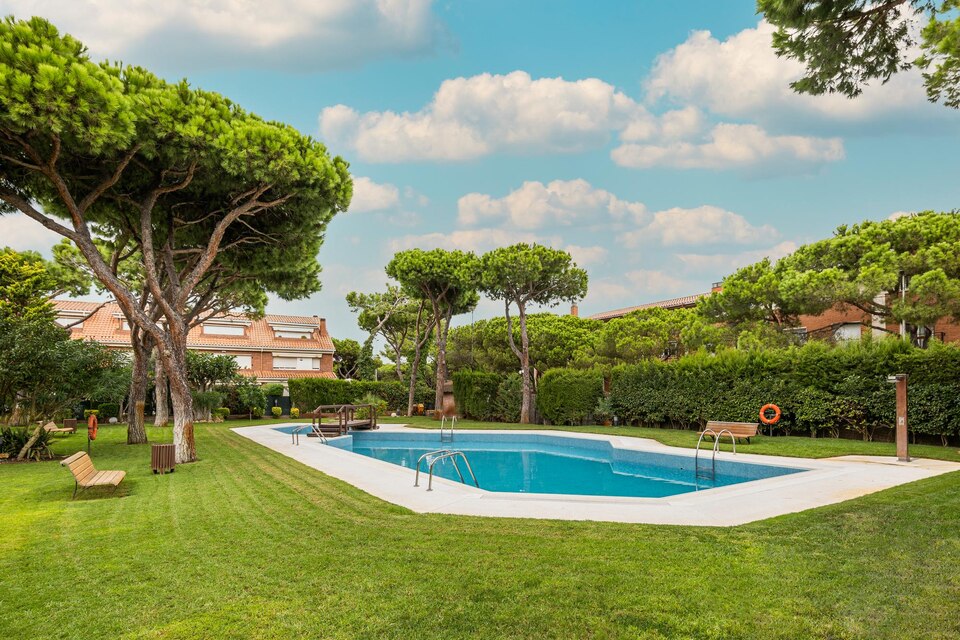 20230801210456_[fpdl.in]_patio-trasero-complejo-residencial-jardin-piscina-arboles-alrededor-dia-soleado_157754-944_large