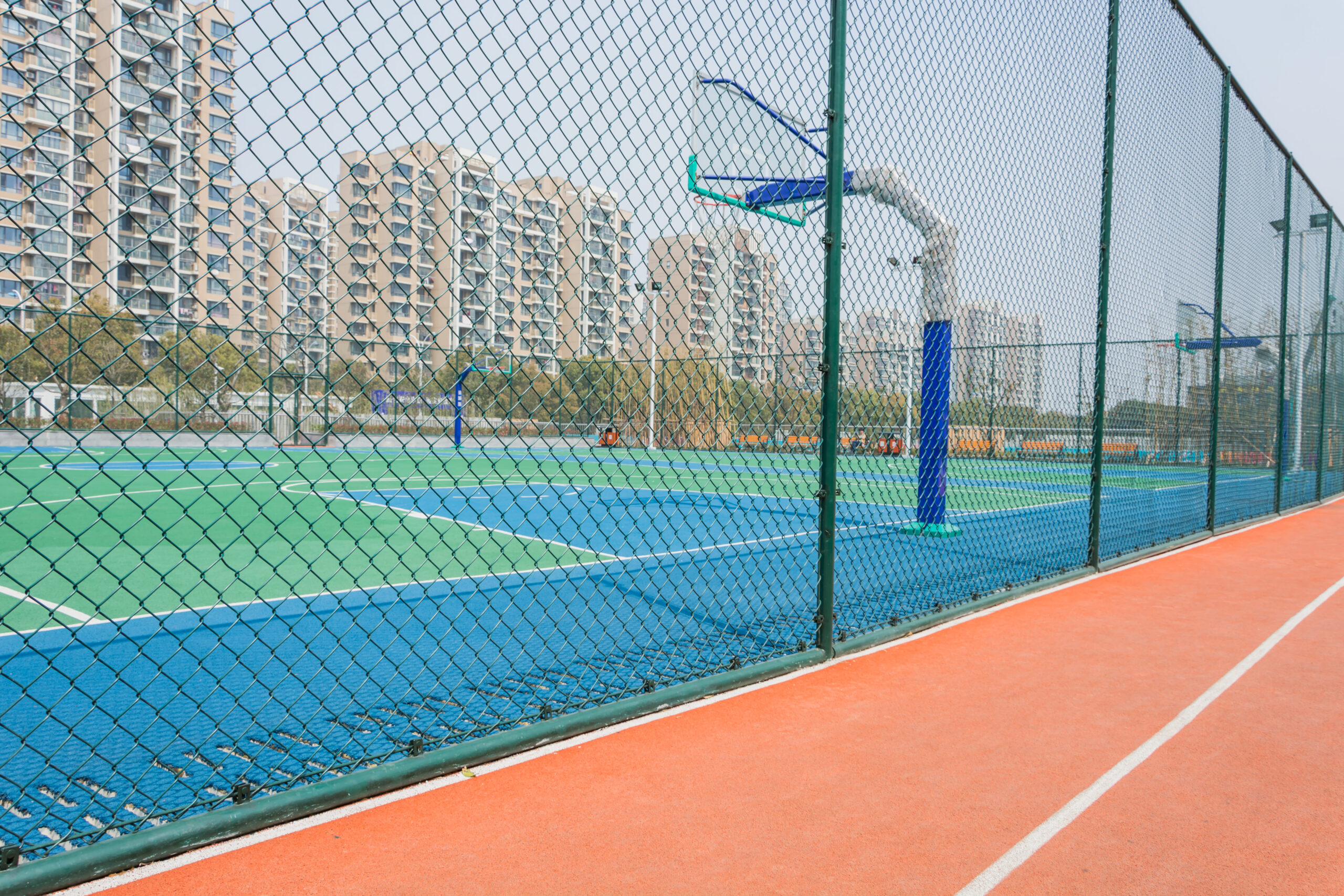 pista-baloncesto-alambrada-alrededor